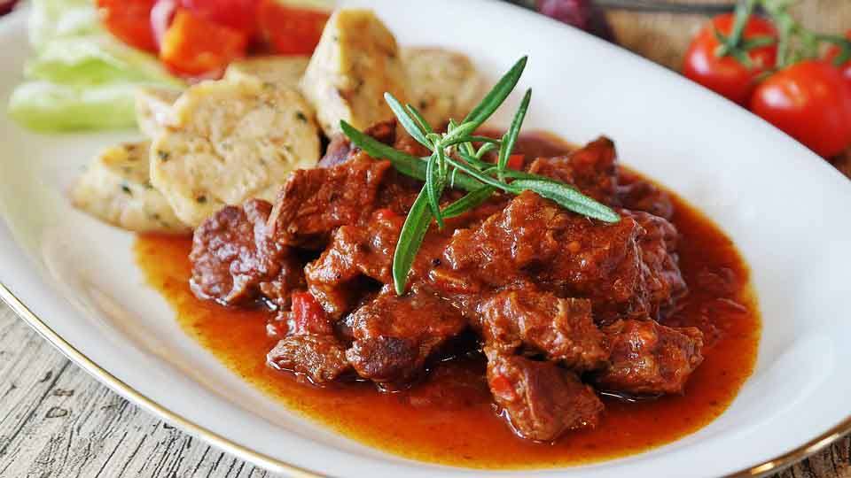 COTE DE PORC A LA SAUCE AU FROMAGE POUR QUATRE PERSONNES. Lorsqu'ils sont cuits, réservez au chaud et coupez le fromage en dés.