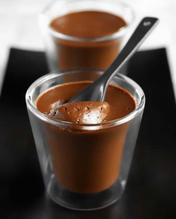 Crème au chocolat à l’extrait de café: INGRÉDIENTS-100 g de cacao en poudre ( sans sucre) -150 ml de lait écrémé - 6 petits suisses 0%-édulcorant-extrait de café ou café instantané